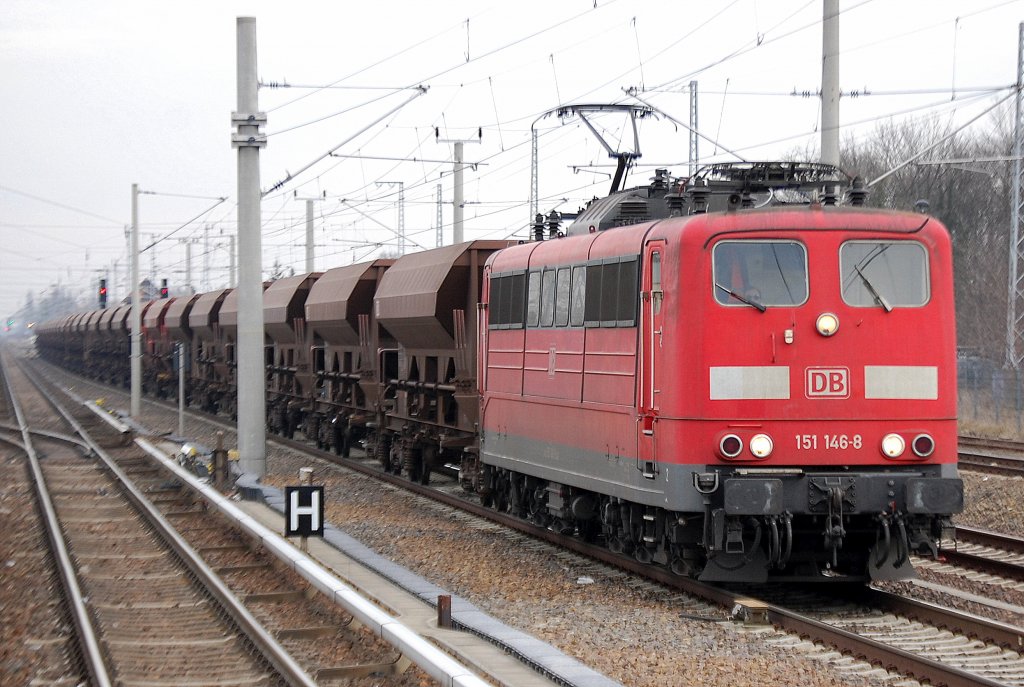 151 146-8 mit einem Ganzzug Sch�ttgutwagen Richtung Bornholmer Str., 10.02.11 Berlin-Blankenburg.