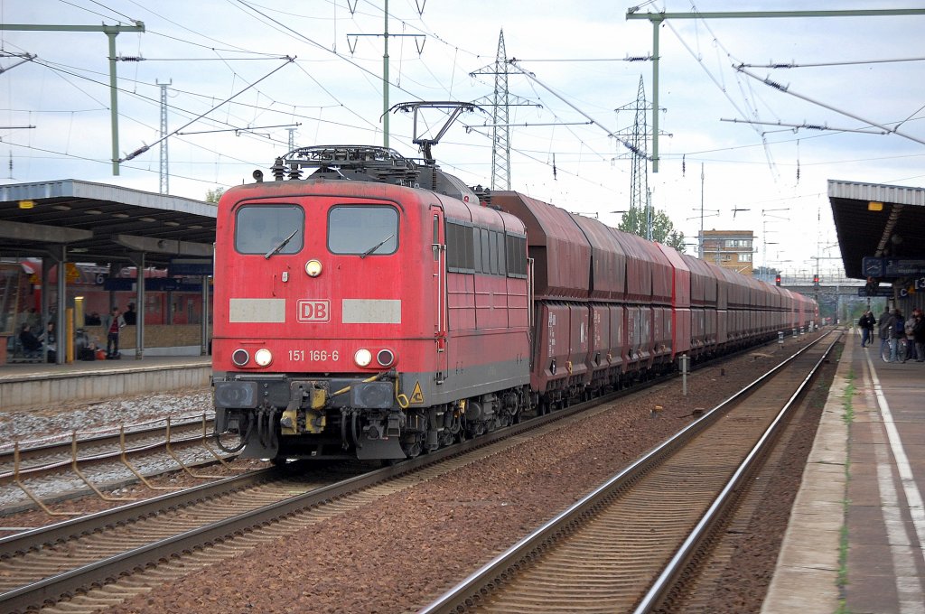 151 166-6 mit einem Ganzzug offener Sch�ttgutwagen bei der Durchfahrt im Bhf. Flughafen Berlin-Sch�nefeld, 30.09.10