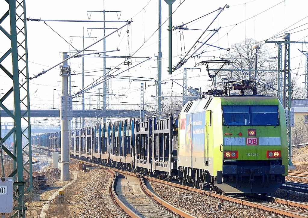 152 005-5 mit einem Leerzug belgischer PKW-Transportwagen, 23.02.11 Bhf. Flughafen Berlin-Sch�nefeld. 