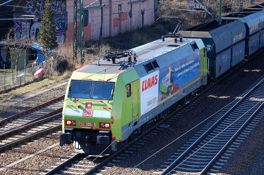 152 005-5 mit Leerzug polnischer Sch�ttgutwagen Richtung Nordosten, 05.03.13 Berlin-Beusselbr�cke.