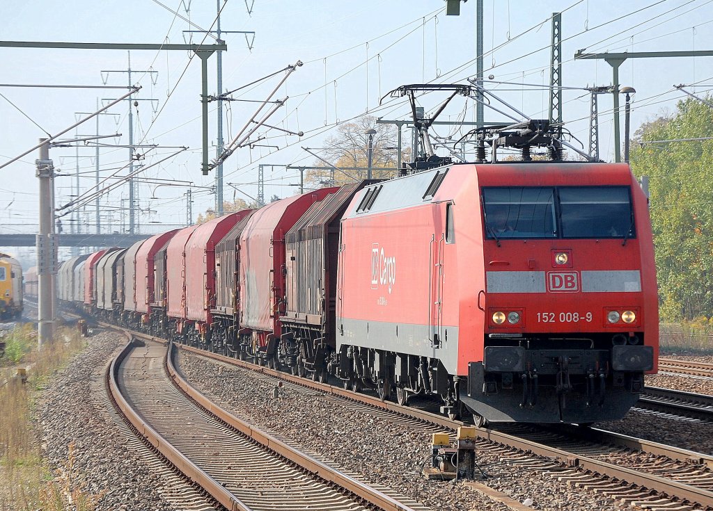 152 008-9 mit einem gemischten G�terzug bei der Durchfahrt im Bhf. Berlin-Sch�nefeld Flughafen 09.10.10
