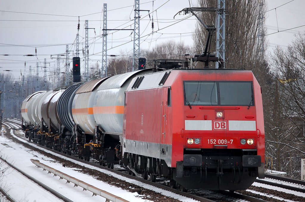152 009-7 mit einigen wenigen Kesselwagen Richtung Karower Kreuz Berlin, 20.03.13 Berlin-Karow.