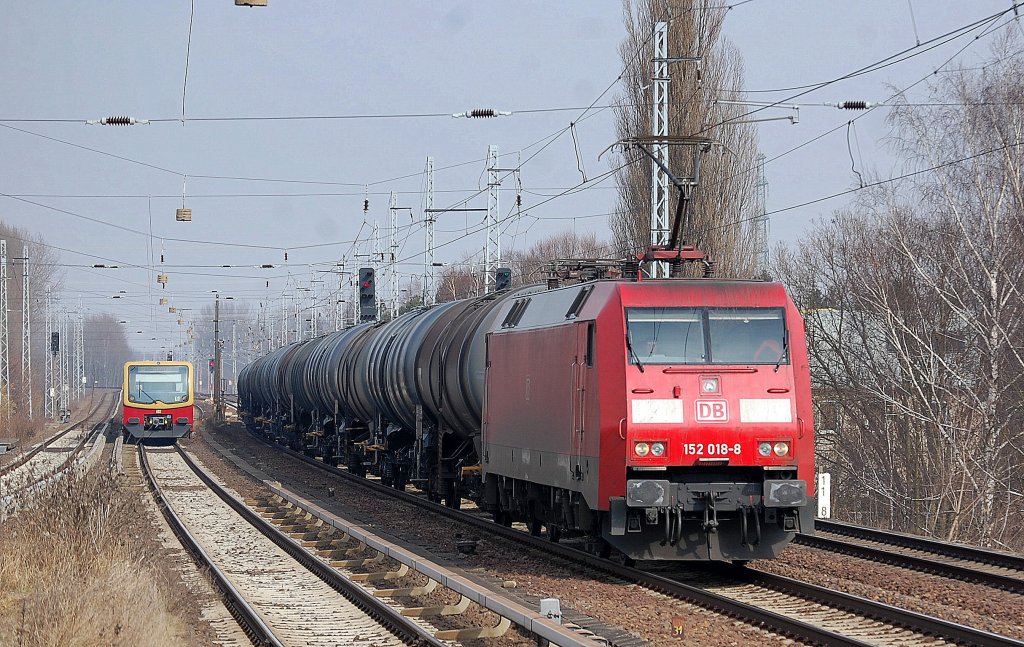 152 018-8 mit Kesselwagenzug am 07.03.13 Richtung Karower Kreuz Berlin.