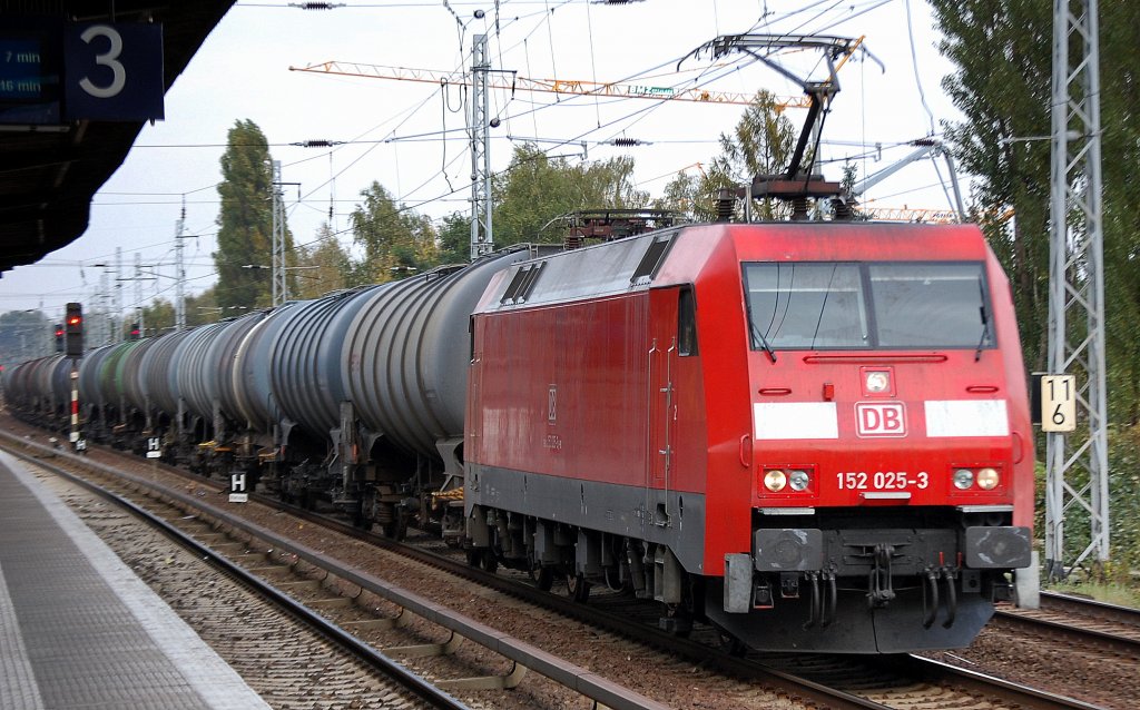 152 025-3 mit Kesselwagenzug am 12.10.12 Berlin-Karow.