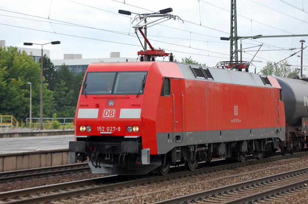 152 027-9 f�hrt mit Kesselwagenzug zum Pausiren im Bhf. Flughafen Berlin-Sch�nfeld ein, 18.07.12