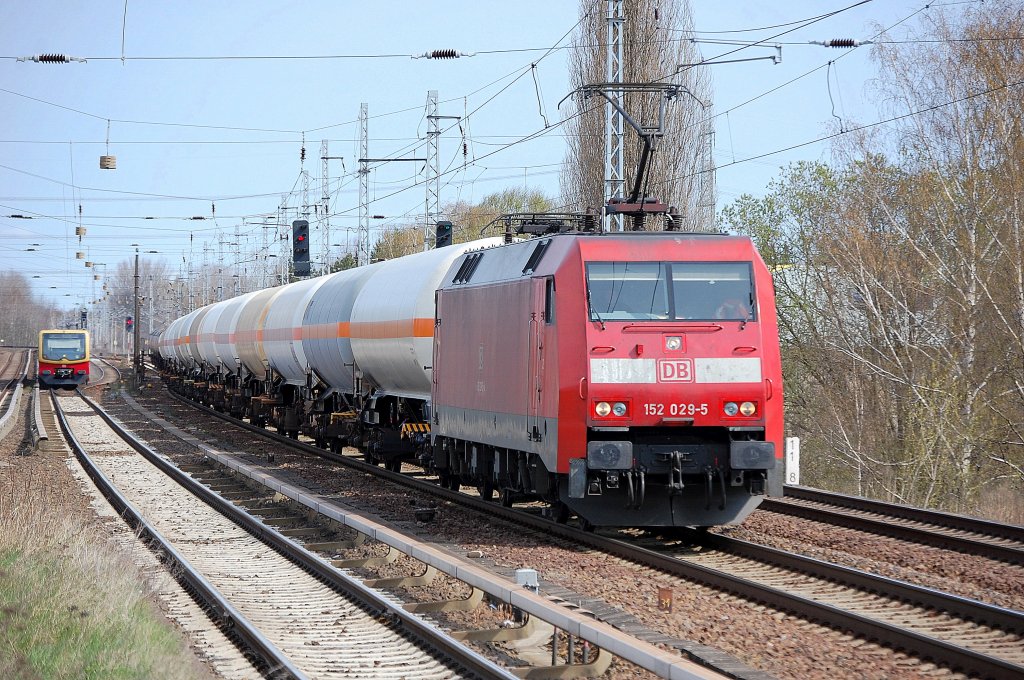 152 029-5 mit Ganzzug Gasdruckkesselwagen, 16.04.12 Berlin-Karow.