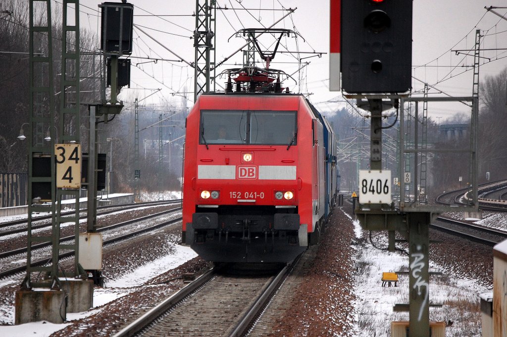 152 041-0 mit Ganzzug polnischer Sch�ttgutwagen kurz vor der Durchfahrt Bhf. Berlin-Jungfernheide, 17.01.13 