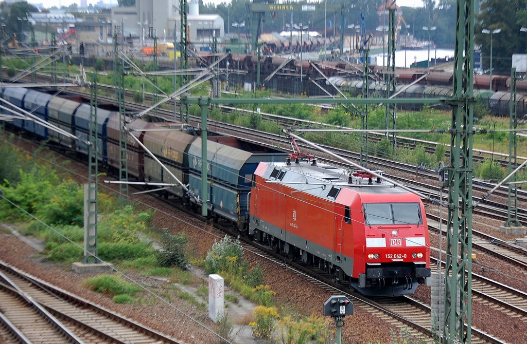 152 042-8 mit einem Ganzzug polnischer Sch�ttgutwagen Richtung Berlin-Gesundbrunnen, 05.09.12 Berlin-Putlitzbr�cke.