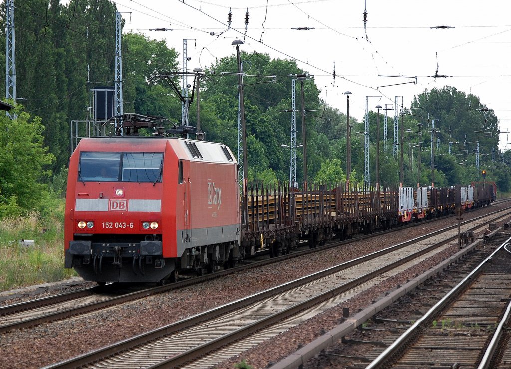 152 043-6 transportiert auf verschiedenen Drehgestellflachwagen lange Stahlschienen Richtung Bernau, 25.06.10 Berlin-Buch.