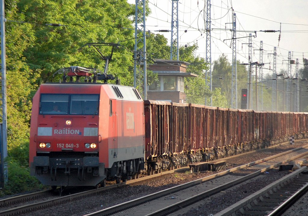 152 049-3 mit einem Ganzzug offener G�terwagen Richtung Bernau, eine sehr staubige Angelegenheit wie man sch�n sieht, Berlin-Karow 24.06.10