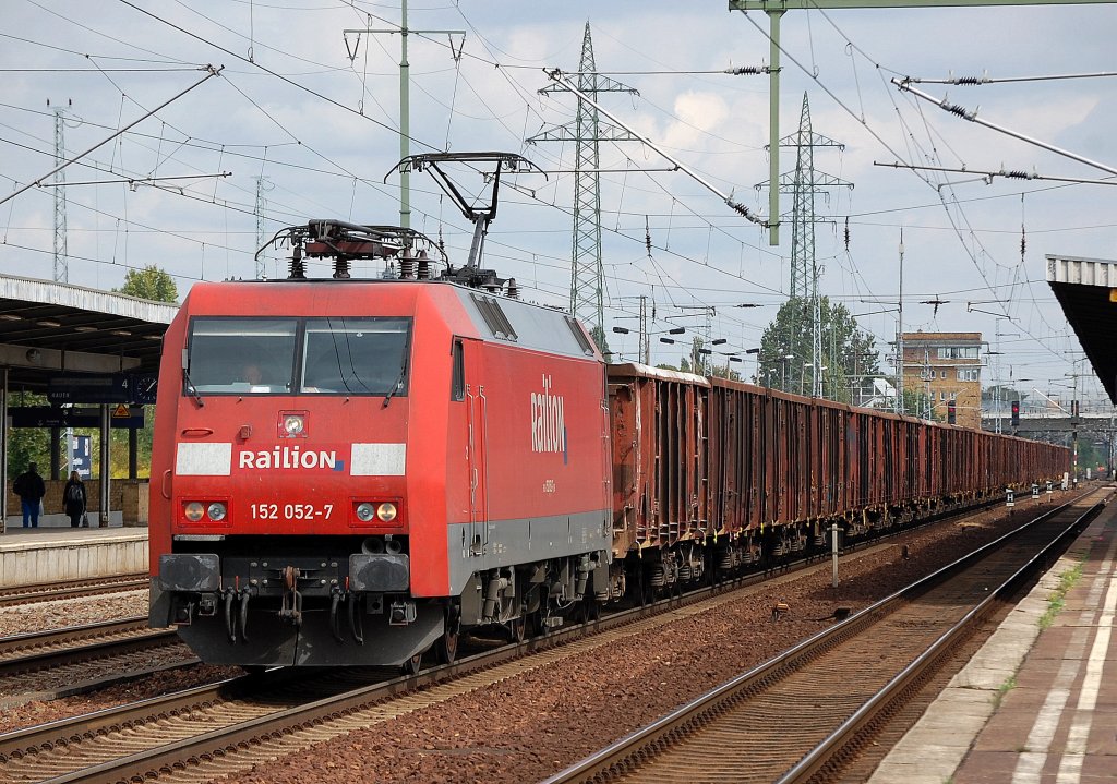 152 052-7 mit Ganzzug offener G�terwagen am 31.08.11 Bhf. Flughafen Berlin Sch�nefeld.