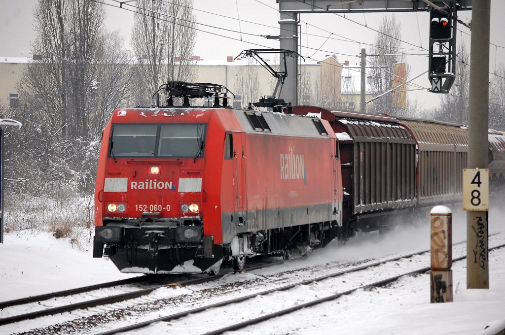 152 060-0 mit gemischtem G�terzug Richtung Berlin-Blankenburg unterwegs, 29.12.10 Berlin-Pankow.
