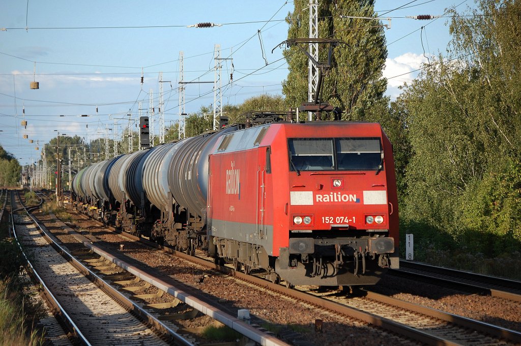 152 074-1 mit Kesselwagenzug am 19.09.12 Berlin-Karow.