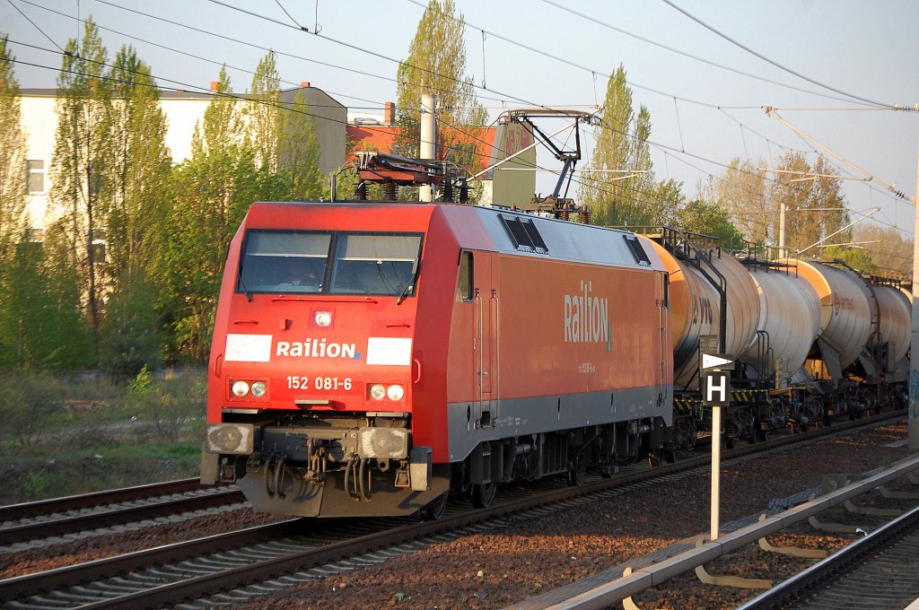 152 081-6 mit einem Ganzzug Knickkesselwagen, 20.04.11 Berlin-Pankow.