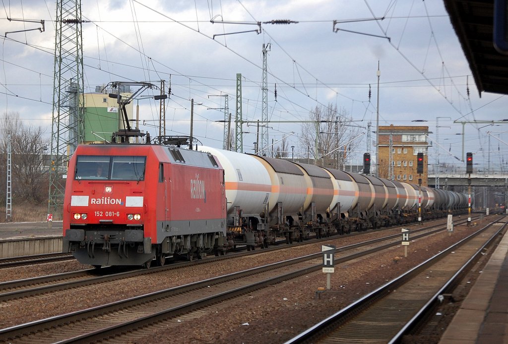 152 081-6 mit einem gemischten Kesselwagenzug am 04.01.12 Bhf. Flughafen Berlin-Sch�nefeld.