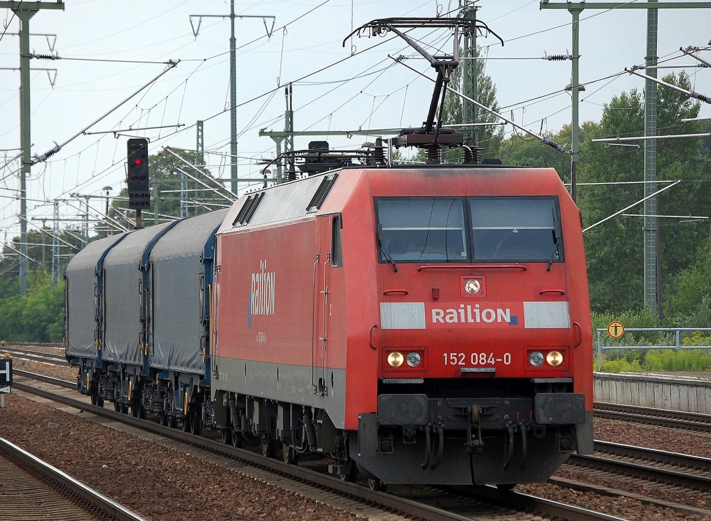 152 084-0 mit drei Schiebeplanenwagen vom Typ Sfhimmns 732 bei der Durchfahrt im Bhf. flughafen Berlin-Sch�nefeld am 09.08.10