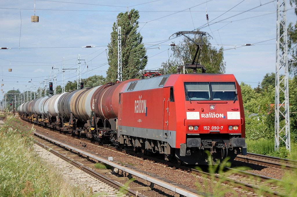 152 090-7 am 16.07.12 Berlin-Karow mit Kesselwagenzug.