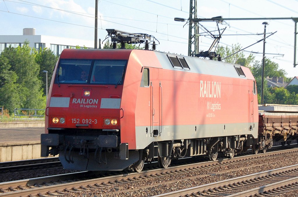 152 092-3 mit einem Zug Drehgestellflachwagen mit Fertiggleiselementen, 04.07.12 Bhf. Flughafen Berlin-Sch�nefeld.