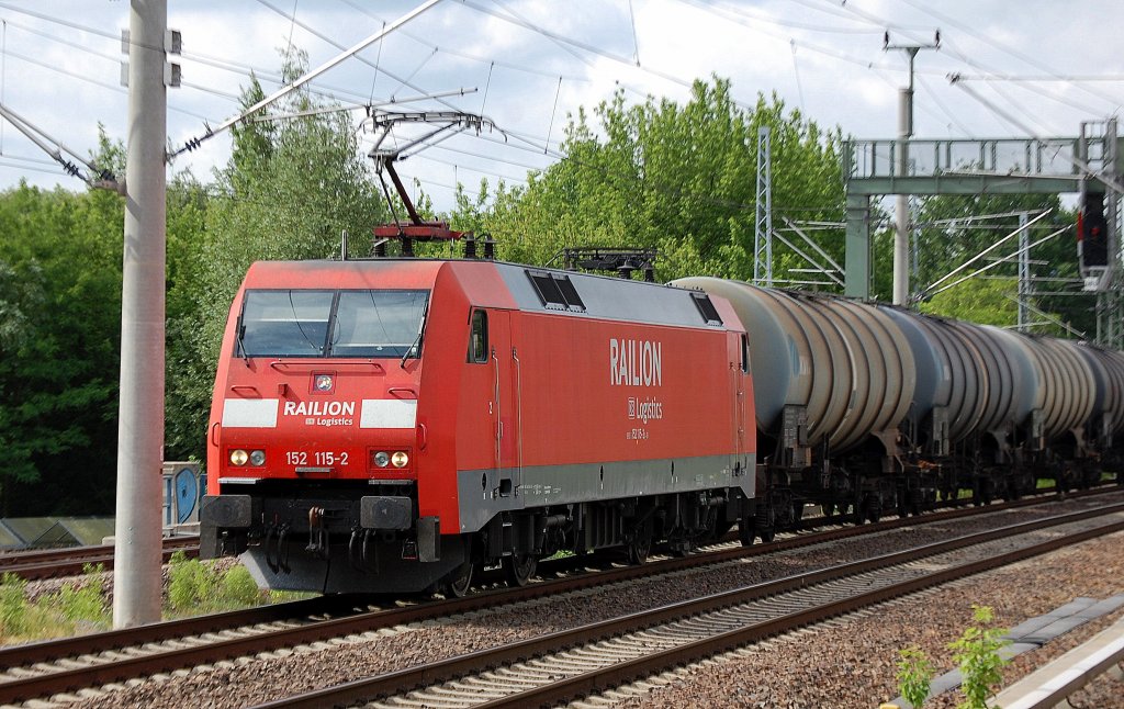 152 115-2 am 30.05.12 Berlin-Blankenburg mit Kesselwagenzug. 