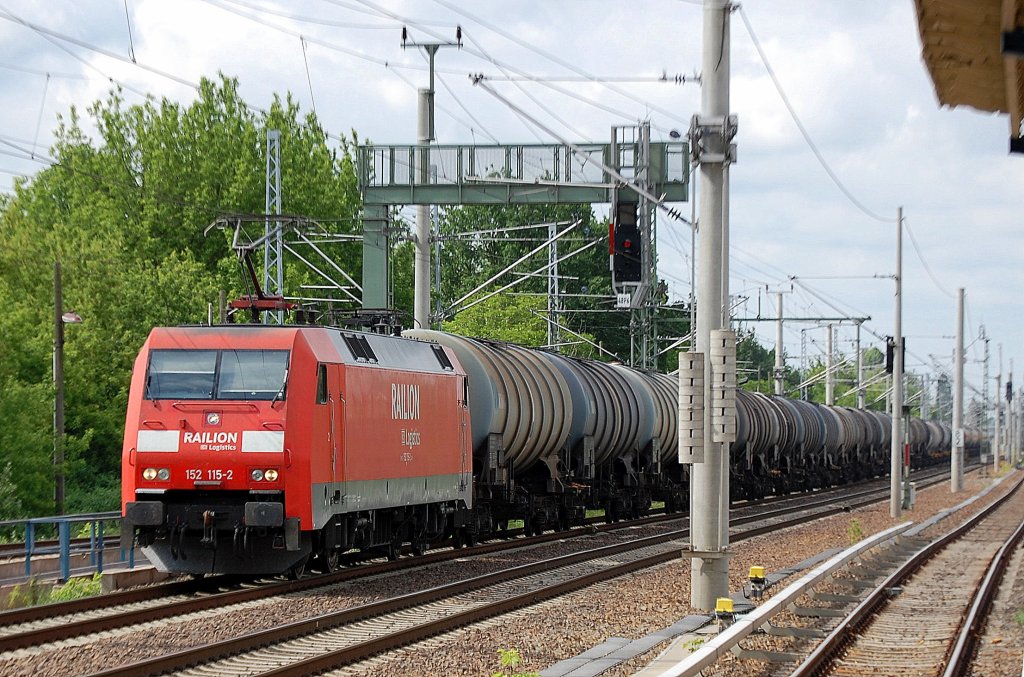 152 115-2 mit Kesselwagenzug am 30.05.12 Berlin-Blankenburg Richtung Karower Kreuz.