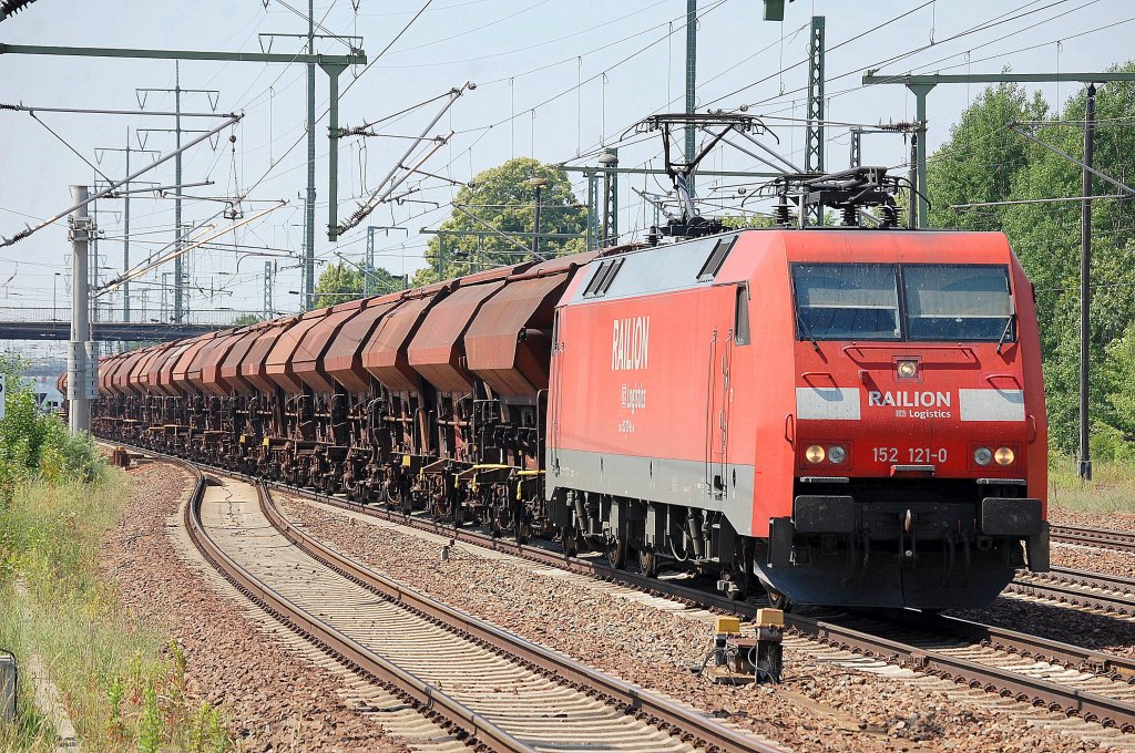 152 121-0 f�hrt mit einem Ganzzug gedeckter Sch�ttgutwagen zum Personalwechsel im Bhf. Flughafen Berlin-Sch�nefeld ein, 19.06.13