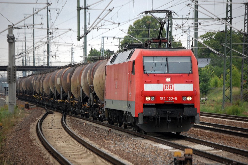 152 122-8 mit Ganzzug Knickkesselwagen (Kreideschlamm), 21.06.12 Bhf. Flughafen Berlin-Sch�nfeld.