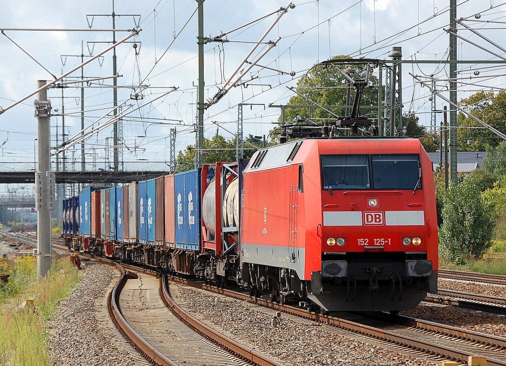 152 125-1 mit einem Containerzug bei der Durchfahrt im Bhf. Flughafen Berlin-Sch�nefeld, 28.08.10