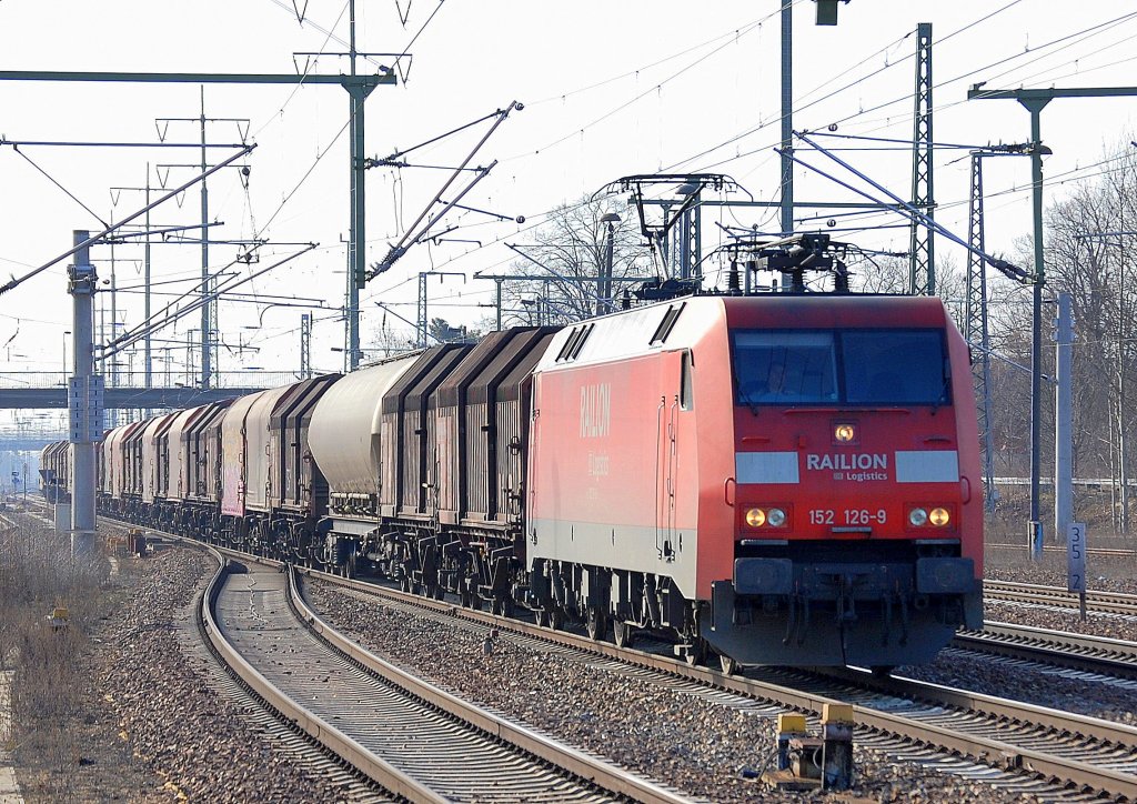152 126-9 mit G�terzug f�r Coiltransporte + Kohlestaubwagen am 02.03.13 Bhf. Flughafen Berlin-Sch�nefeld. 