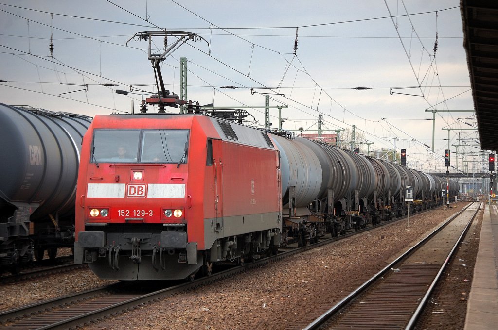 152 129-3 f�hrt mit Kesselwagenzug zum Personalwechsel im Bhf. Flughafen Berlin-Sch�nefeld ein, 11.04.12