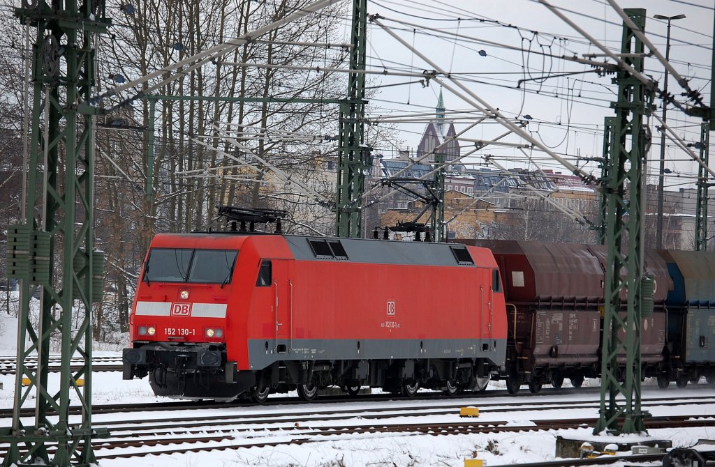 152 130-1 mit Ganzzug polnischer Sch�ttgutwagen (leer) Richtung Nordosten, 20.03.13 Berlin-Westhafen.