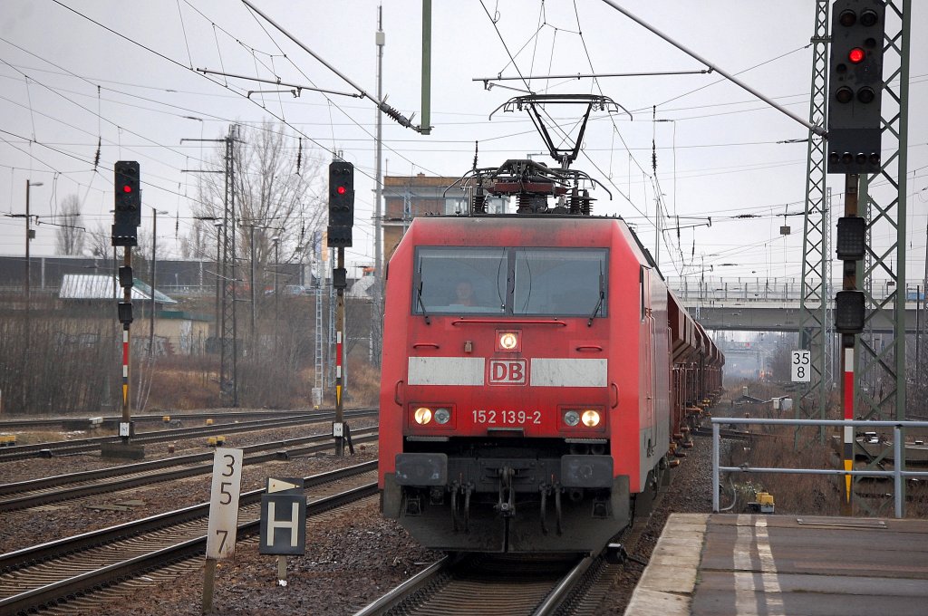 152 139-2 mit einem Ganzzug gedeckter Sch�ttgutwagen mit Stickstoffd�nger bef�llt der Fa. skw Piesteritz, 24.01.12 Bhf. Flughafen Berlin-Sch�nefeld.