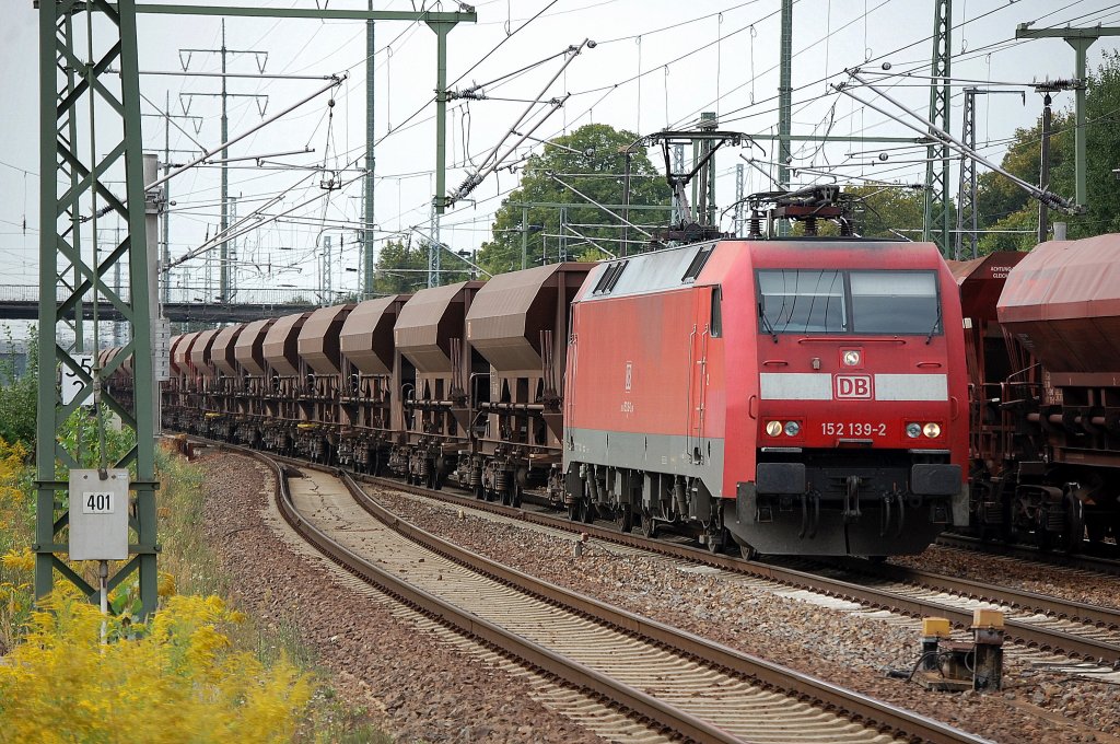152 139-2 mit Ganzzug Sch�ttgutwagen f�hrt zum Pausiren im Bhf. Flughafen Berlin-Sch�nfeld ein, 21.08.12
