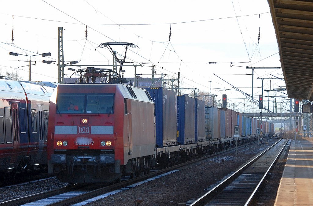 152 151-7 mit Containerzug f�hrt zum Personalwechsel im Bhf. Flughafen Berlin-Sch�nefeld, 05.12.12