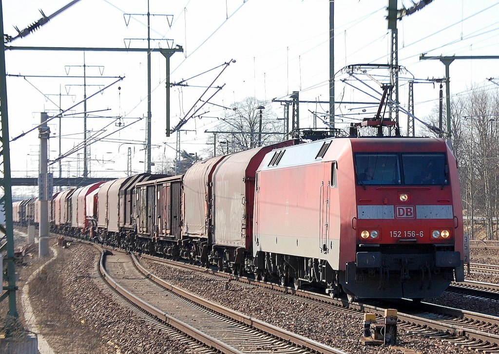 152 156-6 mit gemischtem G�terzug (haupts�chlich f�r Coil-Transporte) aam 06.03.12 Bhf. Flughafen Berlin-Sch�nefeld.