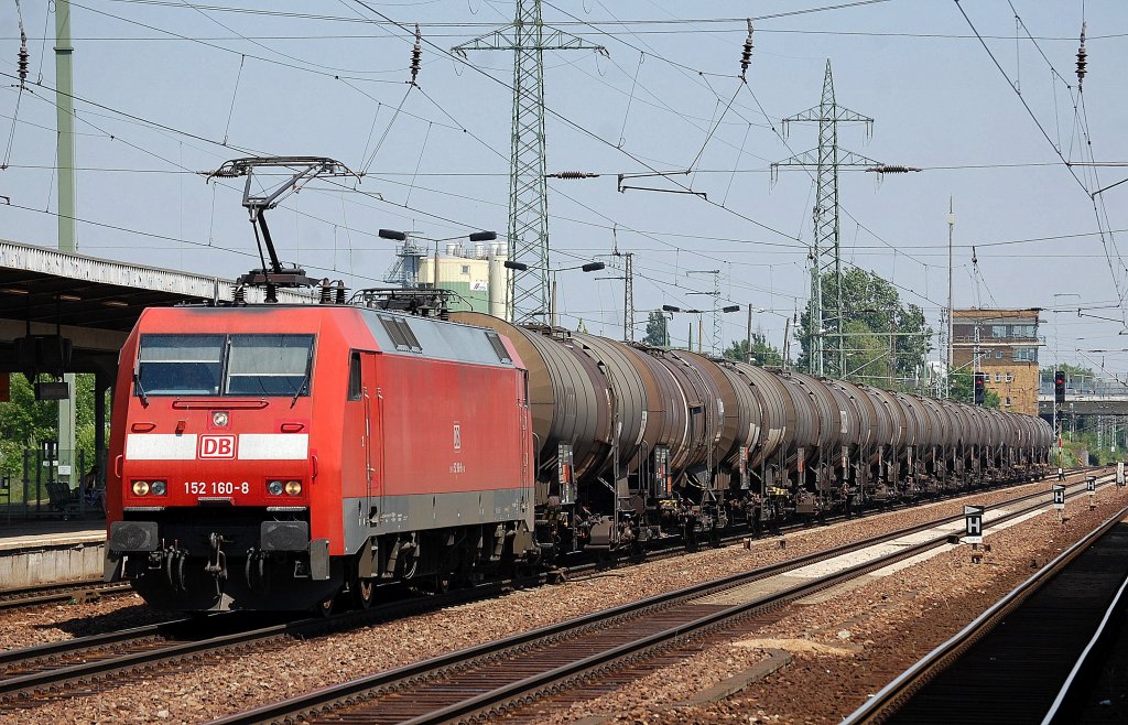 152 160-8 mit Ganzzug Kesselwagen (Xylole-Transport) bei der Durchfahrt Bhf. Flughafen Berlin-Sch�nefeld, 19.06.13