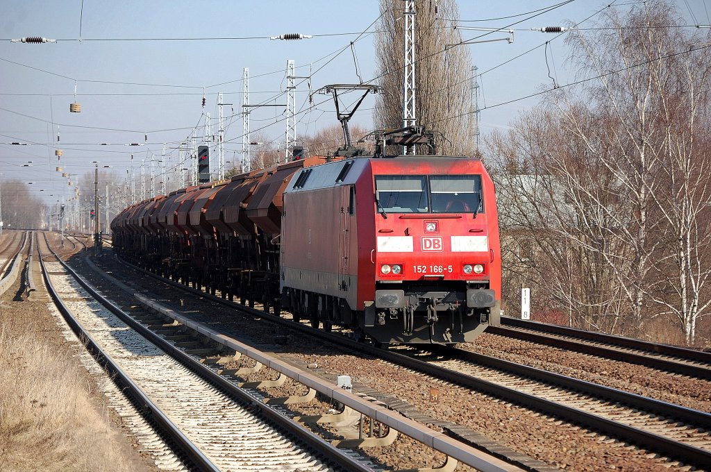 152 166-5 mit Ganzzug gedeckter Sch�ttgutwagen, 07.03.12 Berlin-Karow.