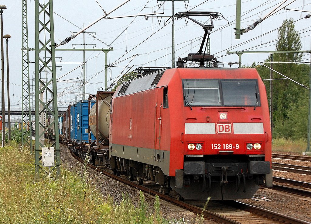 152 169-9 f�hrt zum Personalwechsel im Bhf. Flughafen Berlin-Sch�nfeld mit einem Containerzug zum Kurzhalt ein, 12.08.10