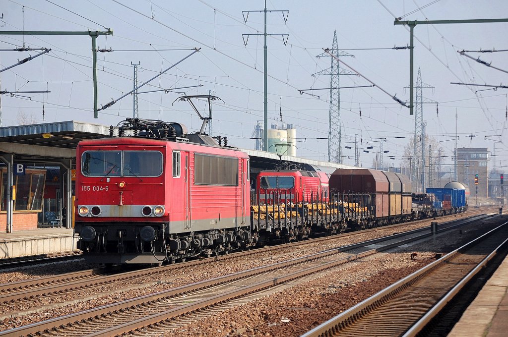 155 004-5 mit  einem Ganzzug polnischer G�terwagen am 28.03.12 Bhf. Flughafen Berlin-Sch�nefeld.