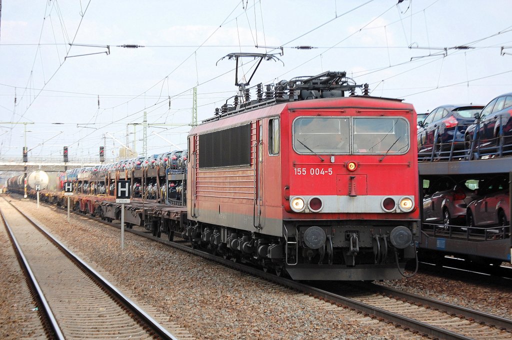 155 004-5 mit einem gemischten G�terzug, 16.04.11 Bhf. Flughafen Berlin-Sch�nefeld.