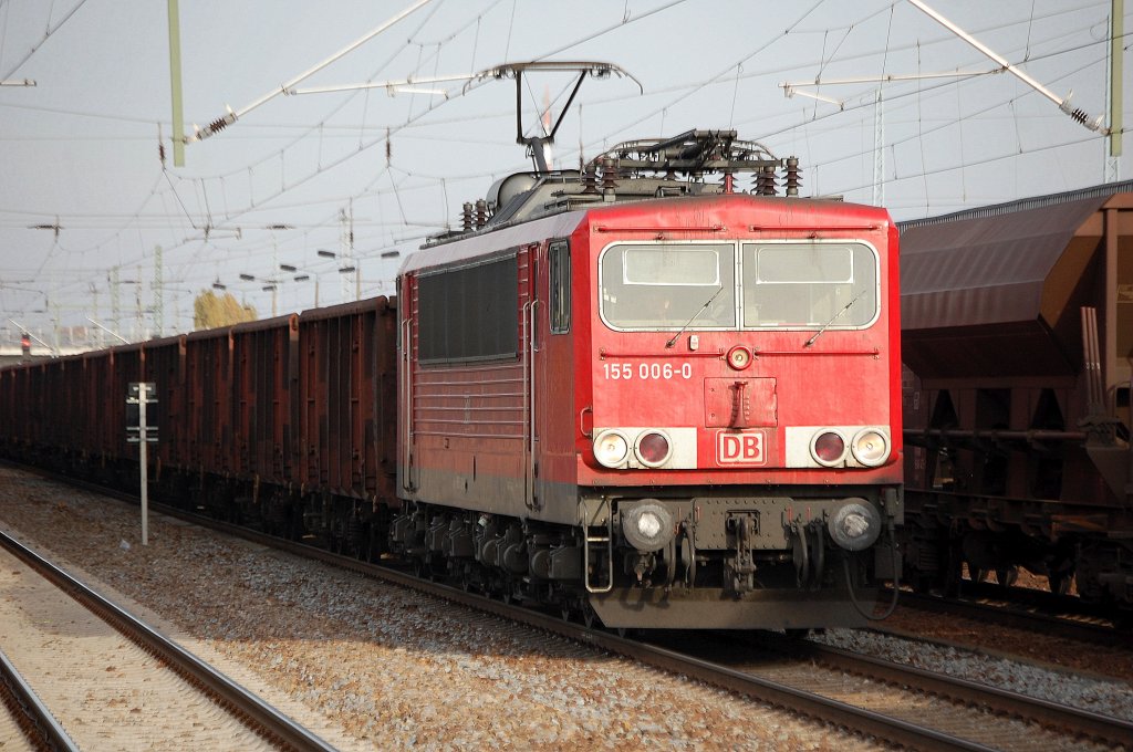 155 006-0 durchf�hrt mit einem Ganzzug offener G�terwagen vom Typ Eas 073 der Db den Bhf. Berlin-Sch�nefeld Flughafen, 29.10.10 