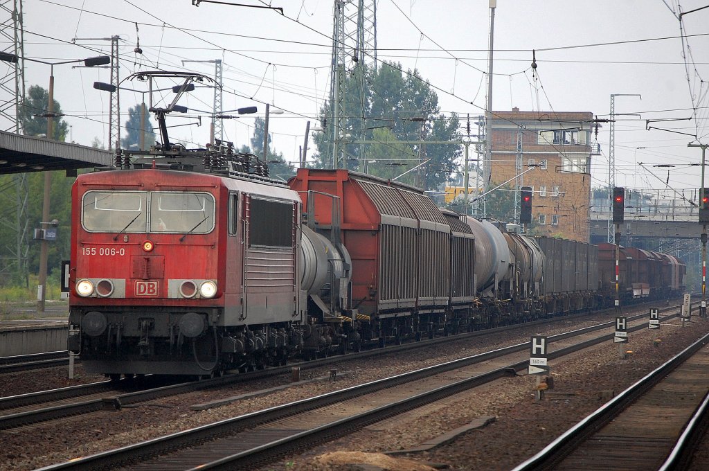 155 006-0 mit einem gemischten G�terzug bei der Durchfahrt im, Bhf. Flughafen Berlin-Sch�nefeld, 09.08.10
