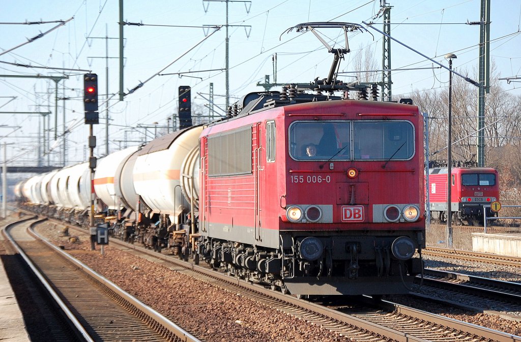 155 006-0 mit einem Kesselwagenzug, 08.03.11 Bhf. Flughafen Berlin-Sch�nefeld.