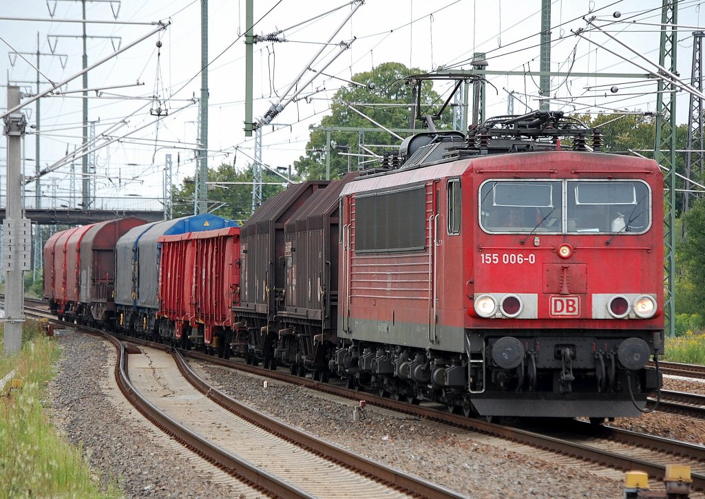 155 006-0 mit einem relativ kurzen gemischten G�terzug bei der Durchfahrt im Bhf. Flughafen Berlin-Sch�nefeld, 12.08.10