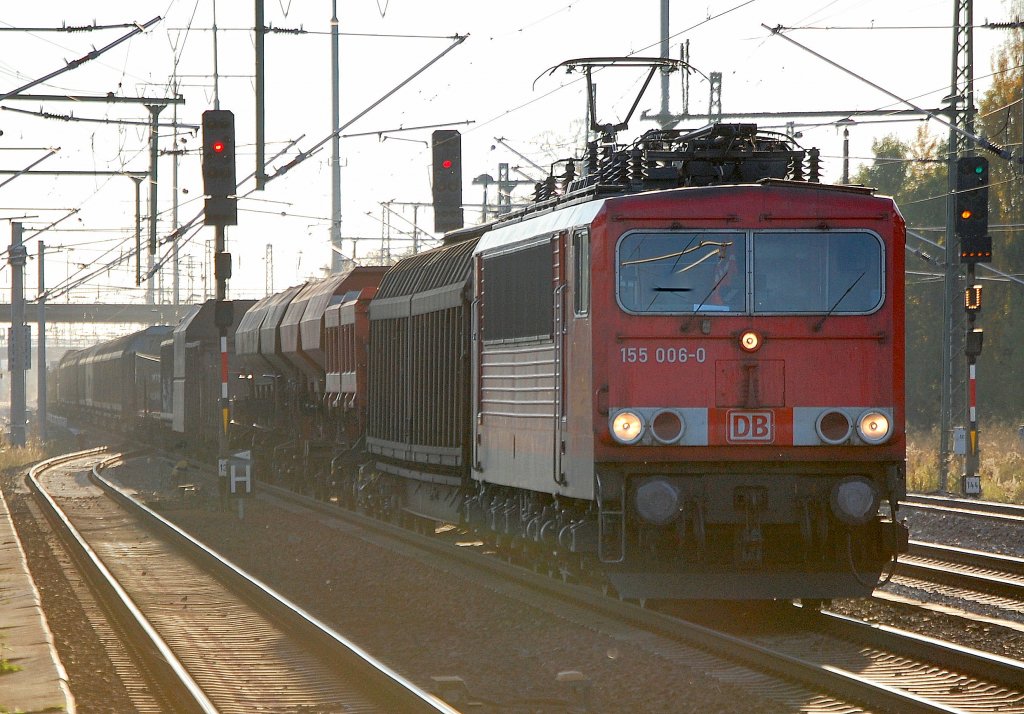 155 006-0 mit einem �beraus langen gemischten G�terzug, 13.10.10 Bhf. Berlin-Sch�nefeld Flughafen.