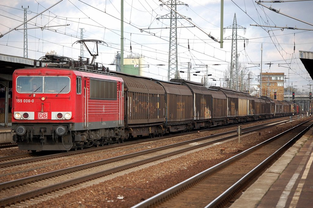 155 006-0 mit G�terzug (Schiebewandwagen) am 06.11.12 Bhf. Flughafen Berlin-Sch�nefeld.