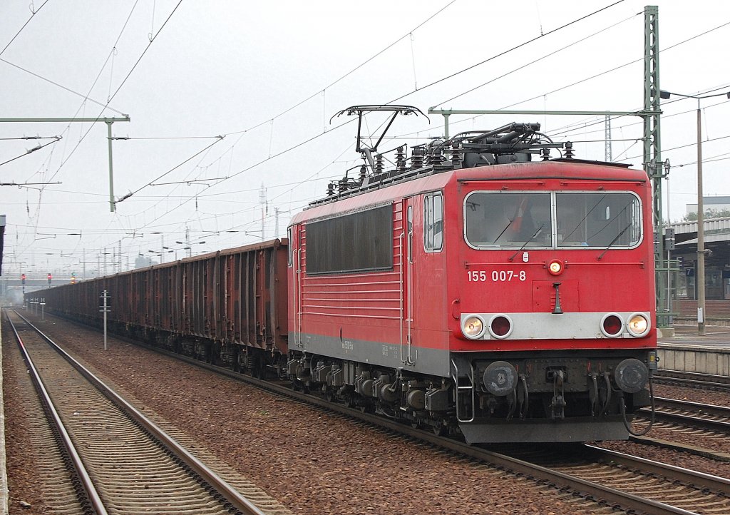 155 007-8 mit einem Ganzzug offener G�terwagen, 09.09.10 Durchfahrt Bhf. Flughafen Berlin-Sch�nefeld.