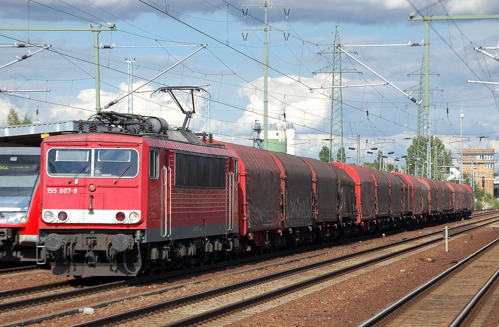 155 007-8 mit einem Zug Coiltransportwagen mit Planen�berzug und Teleskopdachwagen bei der Durchfahrt im Bhf. Flughafen Berlin-Sch�nefeld, 03.09.10