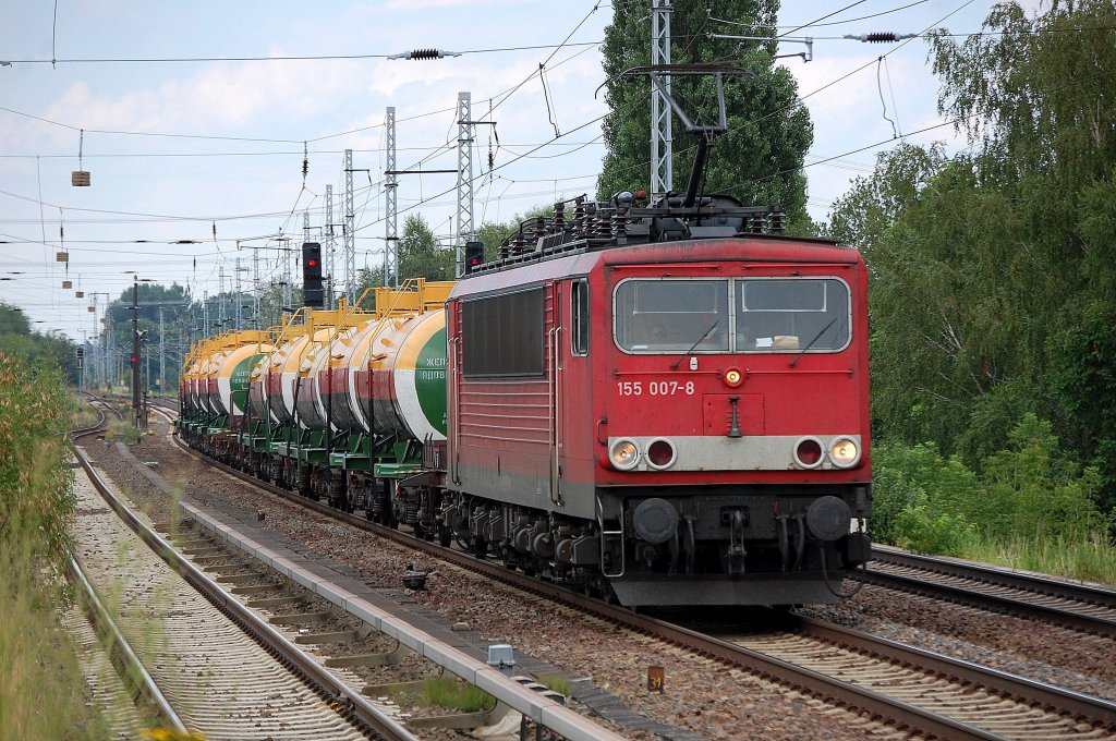 155 007-8 mit kasachischen Kesselwagen f�r Phosphorbef�llung Richtung Karower Kreuz Berlin unterwegs, 27.07.10 Berlin-Karow.