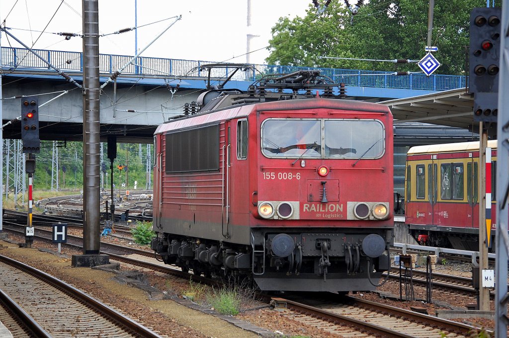 155 008-6 auf dem Weg zum Lokabstellpunkt am Bhf. Berlin-Lichtenberg am N�ldnerplatz, 01.07.13