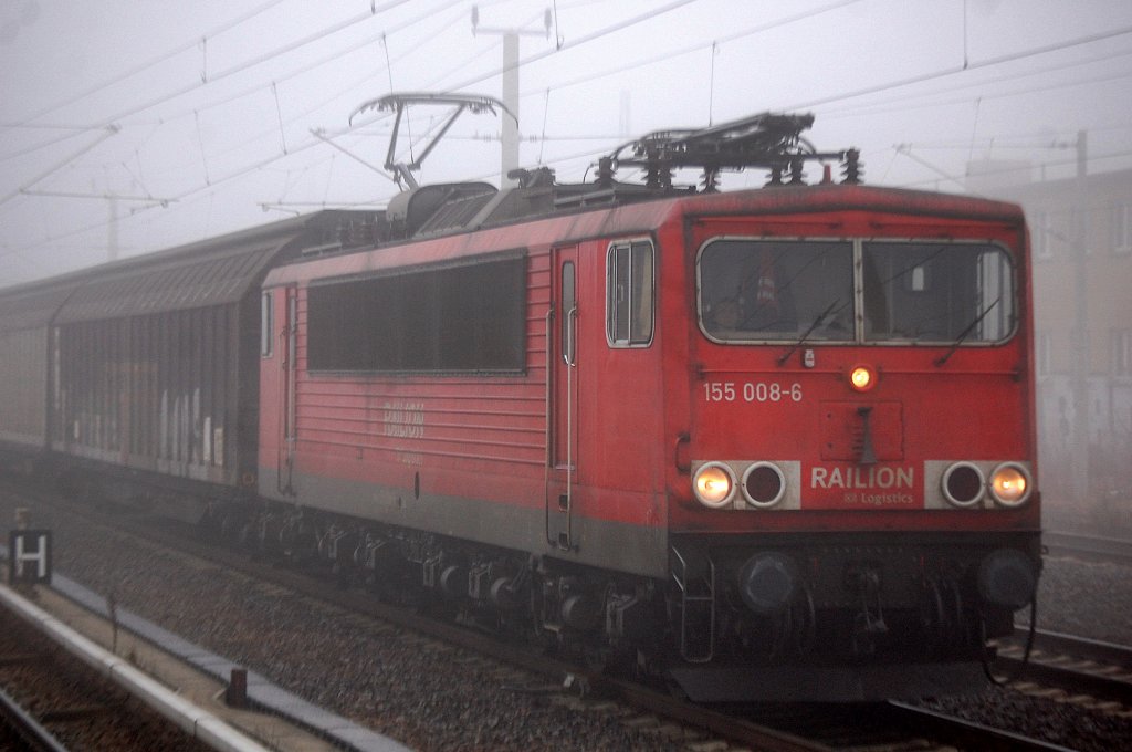 155 008-6 mit einem Ganzzug Schiebewandwagen bei dichtem Nebel am 23.11.11 Berlin-Blankenburg Richtung Innenstadt.